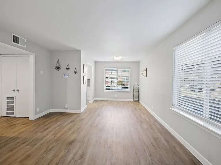 Beautiful Apartments in the heart of Brookside — Photo 16