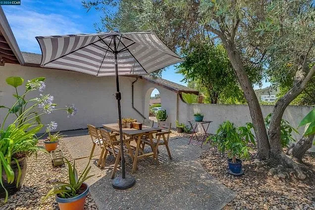 2243 Minaret Dr — Photo 32