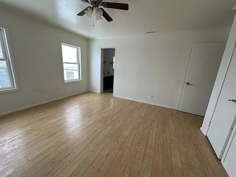 205 Holland Ln — Photo 5