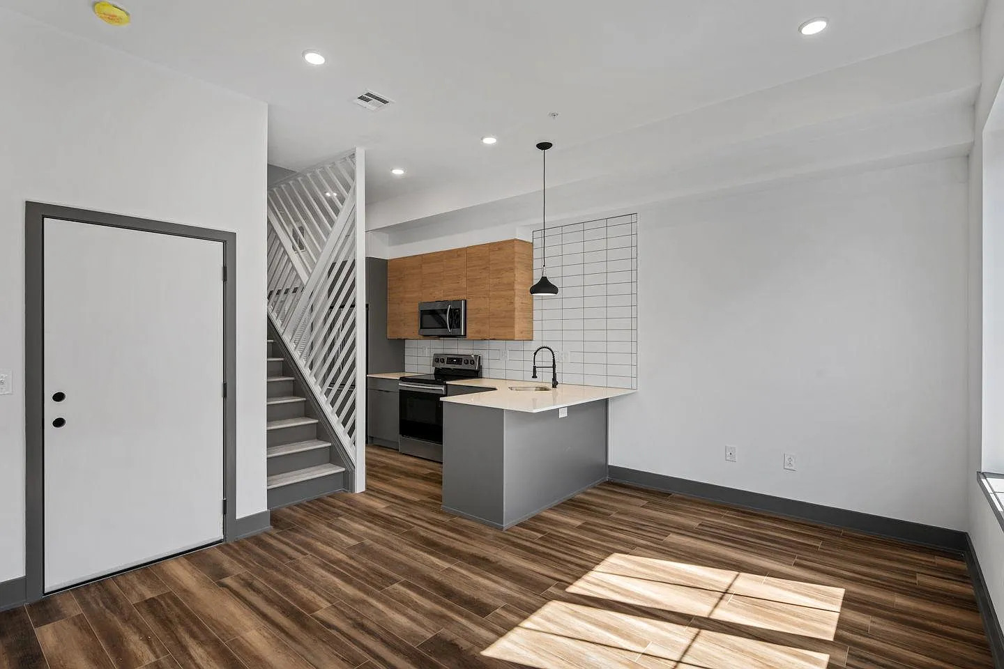 2 bed, 1000 sqft, $1,750 — Photo 1