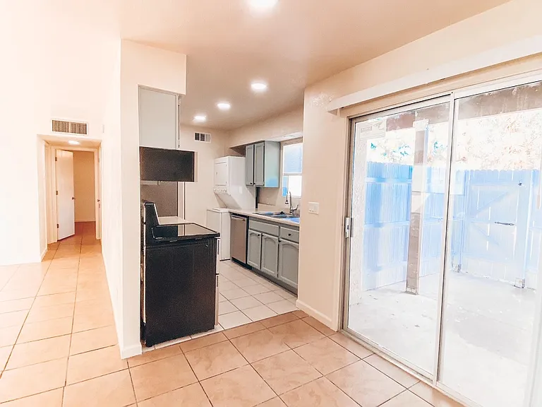4215 Calle Barona #B — Photo 20
