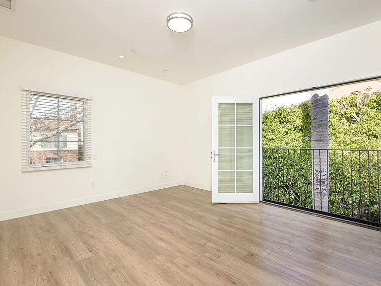 128 S Canon Dr — Photo 32