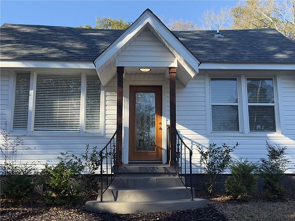 2nd image of 450 Magnolia Rd