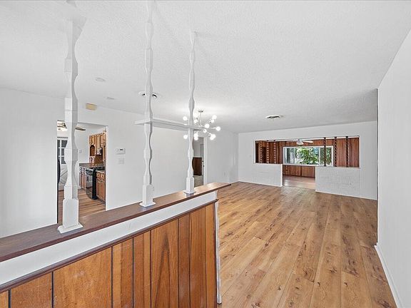 5th image of 433 S Neptune Dr