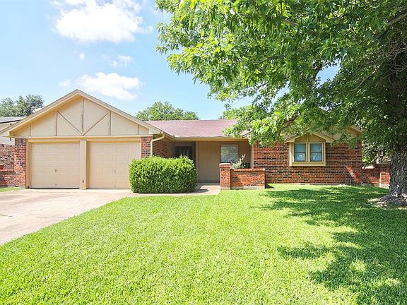 2nd image of 2302 Lancaster Dr