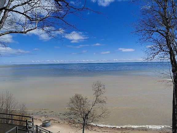 4th image of 5806 Lakeshore Rd N
