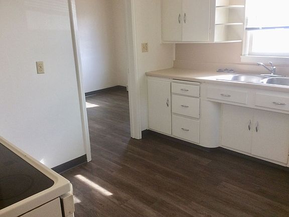 3rd image of 145 10th Ave W APT 1