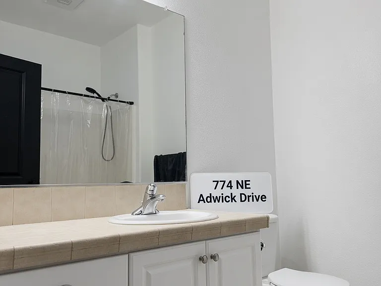 774 NE Adwick Dr — Photo 8