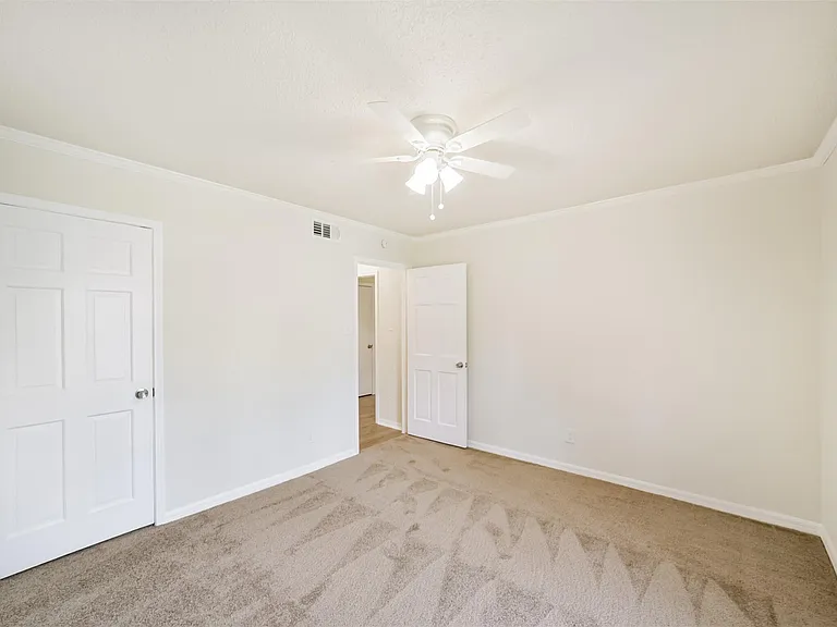 1011 Baltic Ln — Photo 21