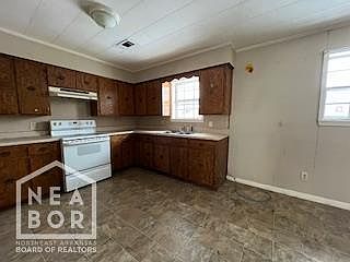 2nd image of 605 Kelly Dr