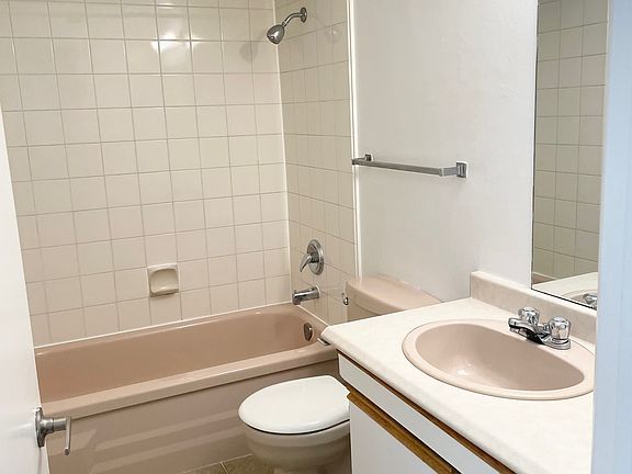 4th image of 3300 Oak St #1422206
