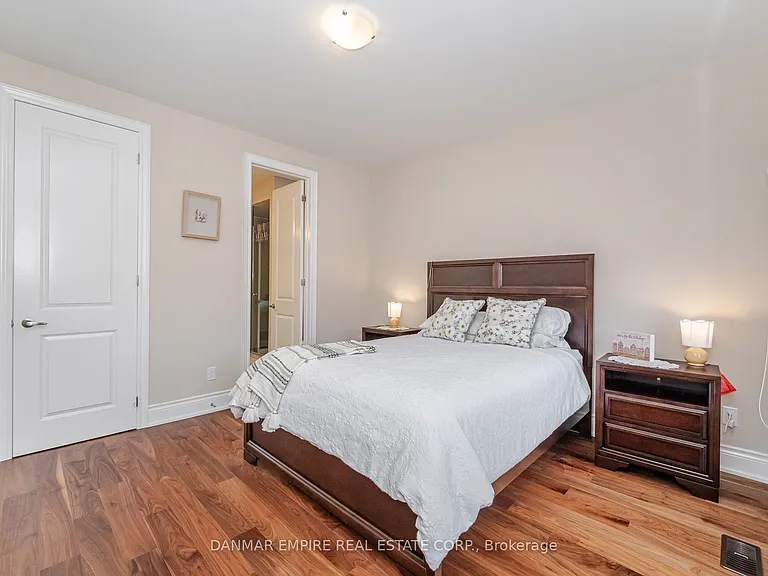 2118 Vineland Cres — Photo 25