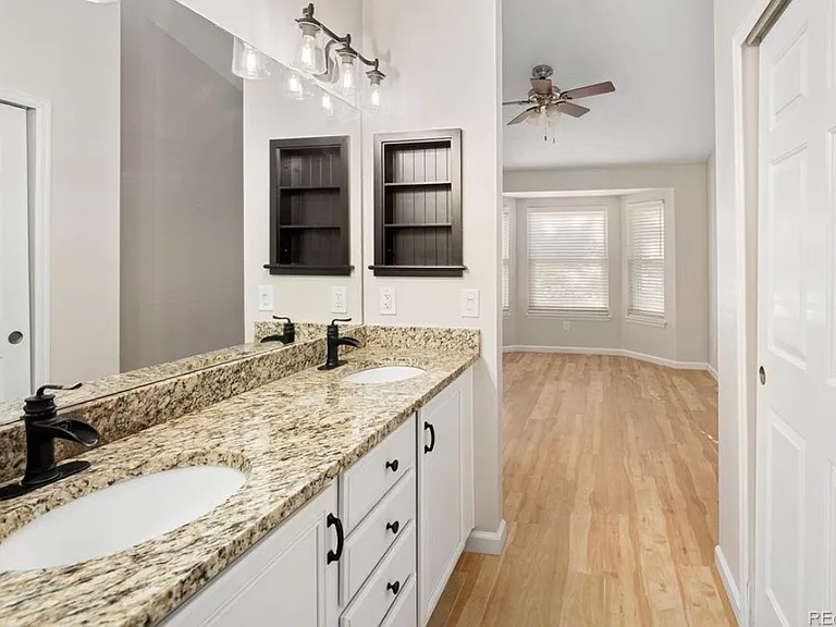 2060 E Phillips Ln — Photo 17