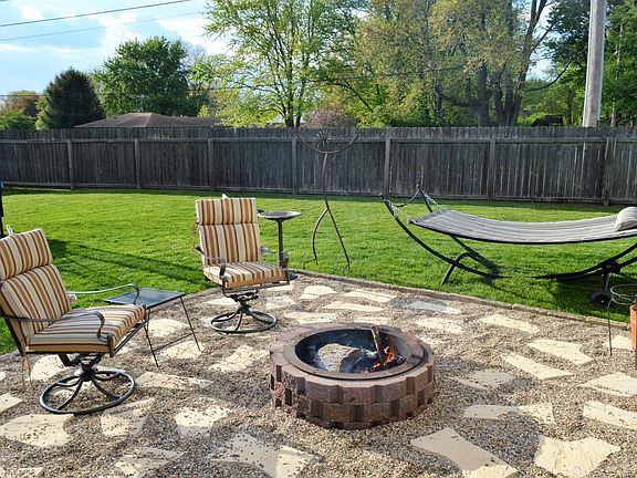Patio w/Fire Pit