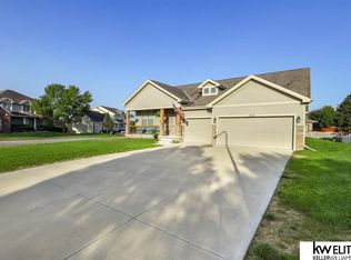 206 Oakmont Dr, Papillion, NE 68133
