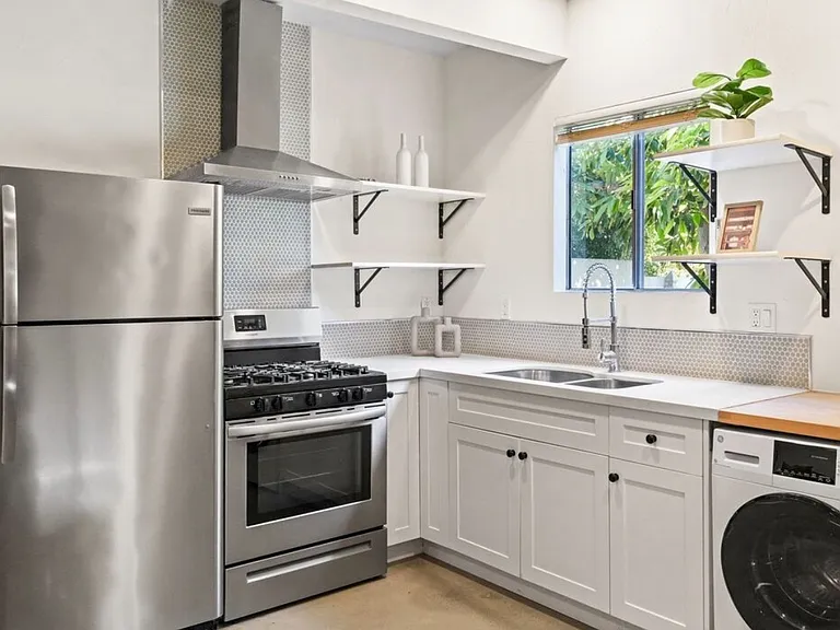 411 E Randolph St #B — Photo 7