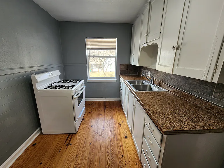 1504 Allen St — Photo 7
