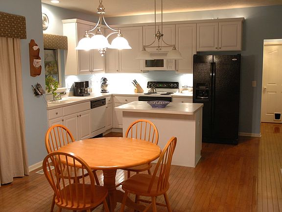Kitchen & Breakfast Area