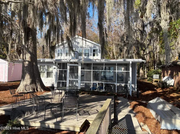 400 Canal Cove Road, Lake Waccamaw, NC 28450