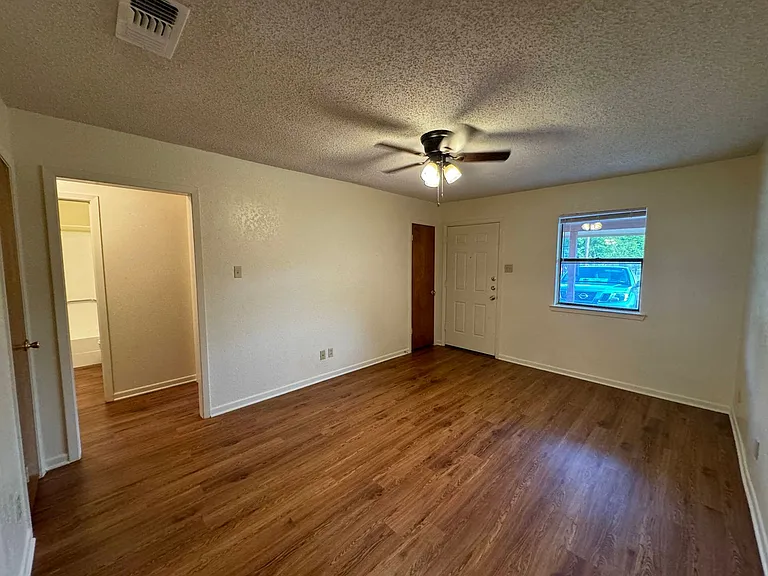 1115 White Ave — Photo 3