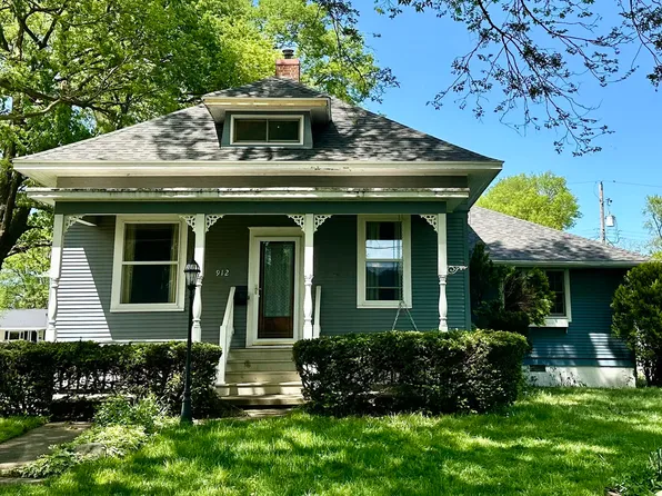 912 E Lincoln St, Monticello, IL 61856