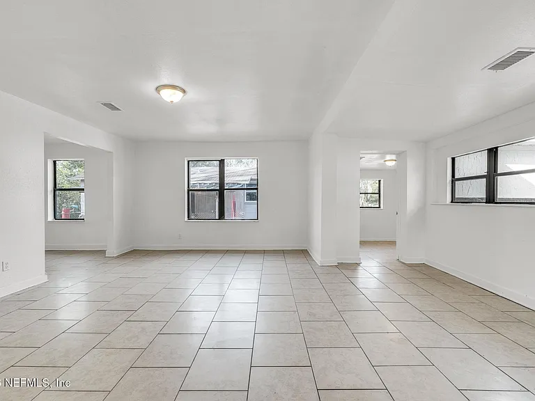 1830 W 27th St — Photo 19