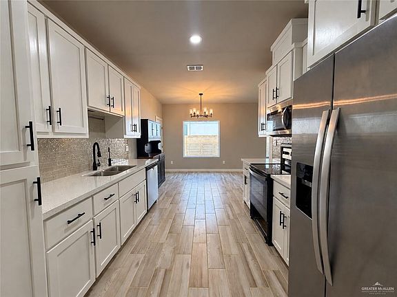3rd image of 2812 E Comal Rd