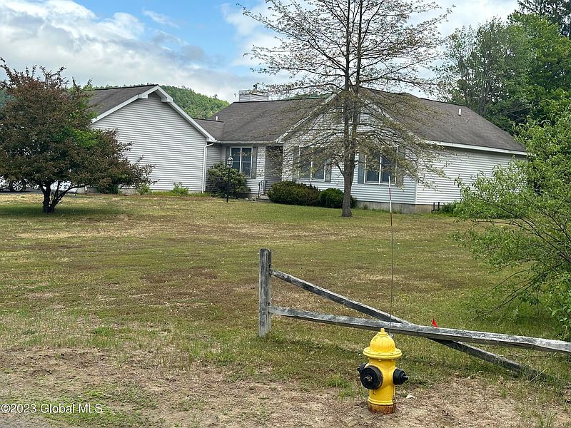 3rd image of 1 Cloverleaf Drive