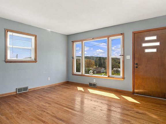 5th image of 110 Birch St