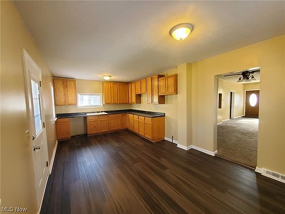 5th image of 619 Harriet St