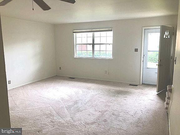 3rd image of 484 Longtowne Ct