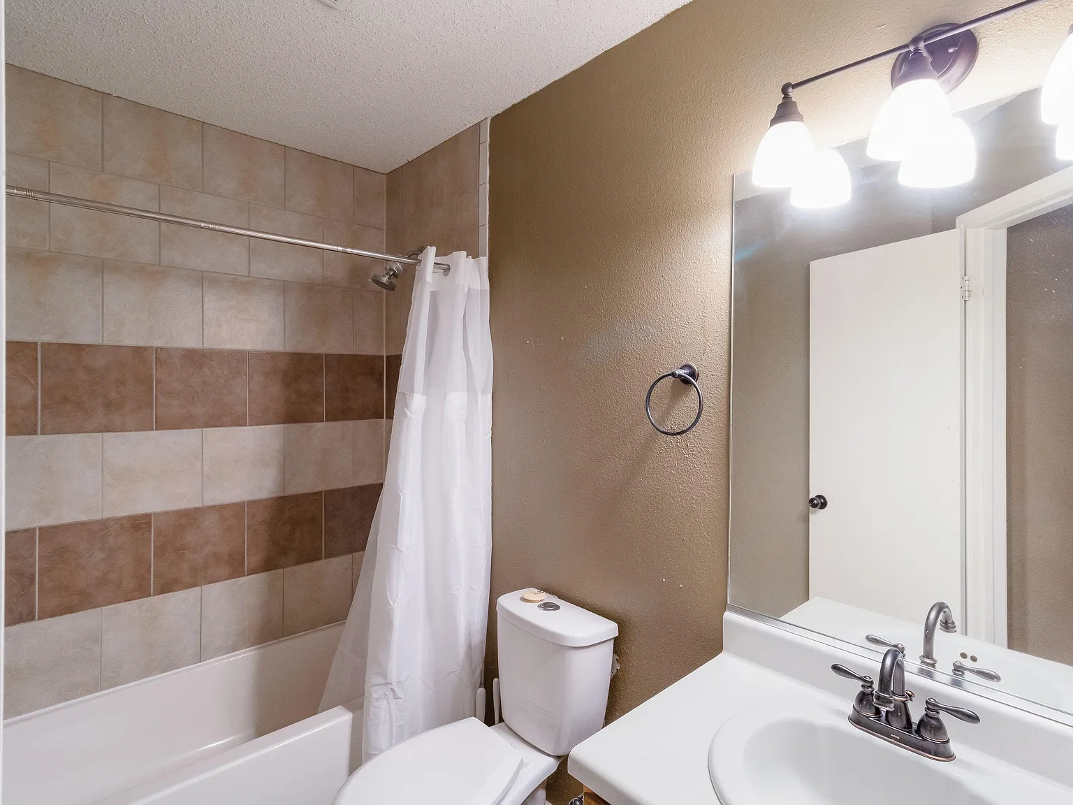 4 bed, 3.5 bath, 2000 sqft, $797 — Photo 4