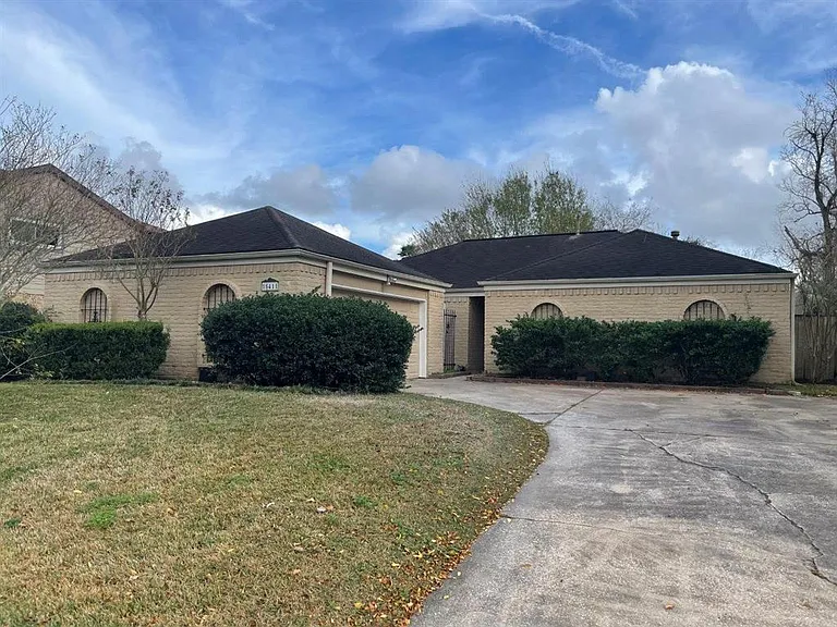 15411 Linkshire Dr — Photo 2