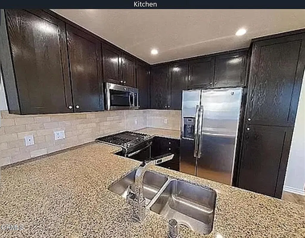 3 bed, 3.5 bath, 2010 sqft, $4,600 — Photo 2
