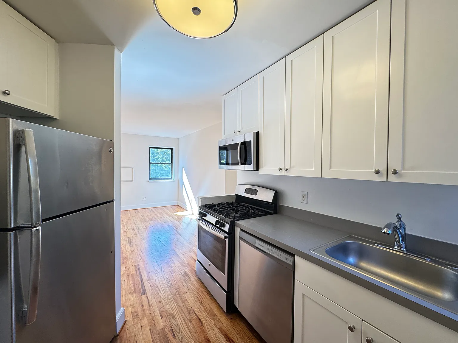 42nd Ave, Bayside — Photo 1