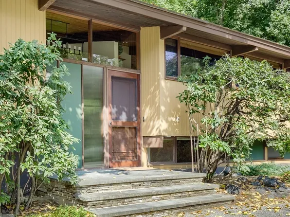 2 Rollingwood Dr, Worcester, MA 01609