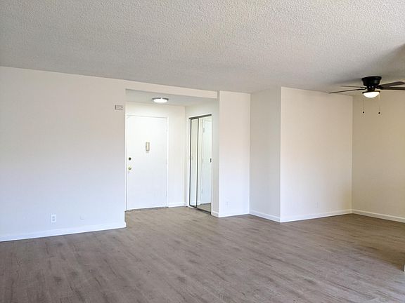 4th image of 123 S Hayworth Ave #302