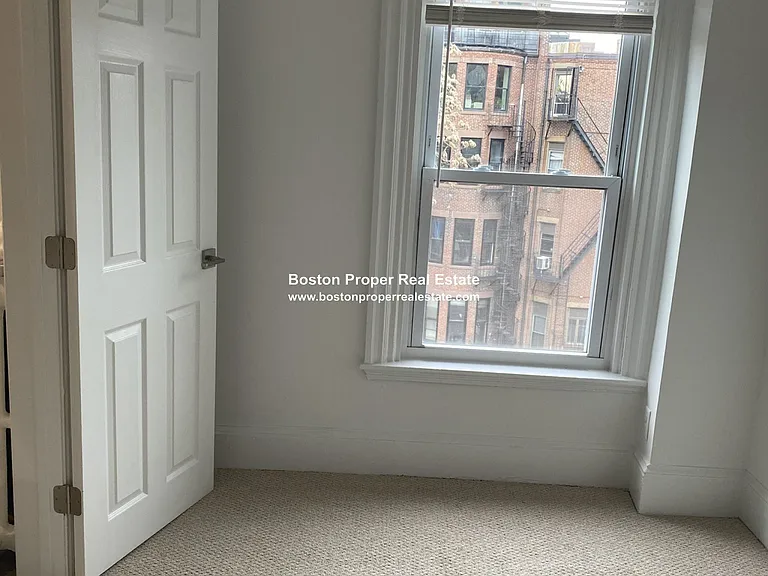 225 Newbury St #5R — Photo 3