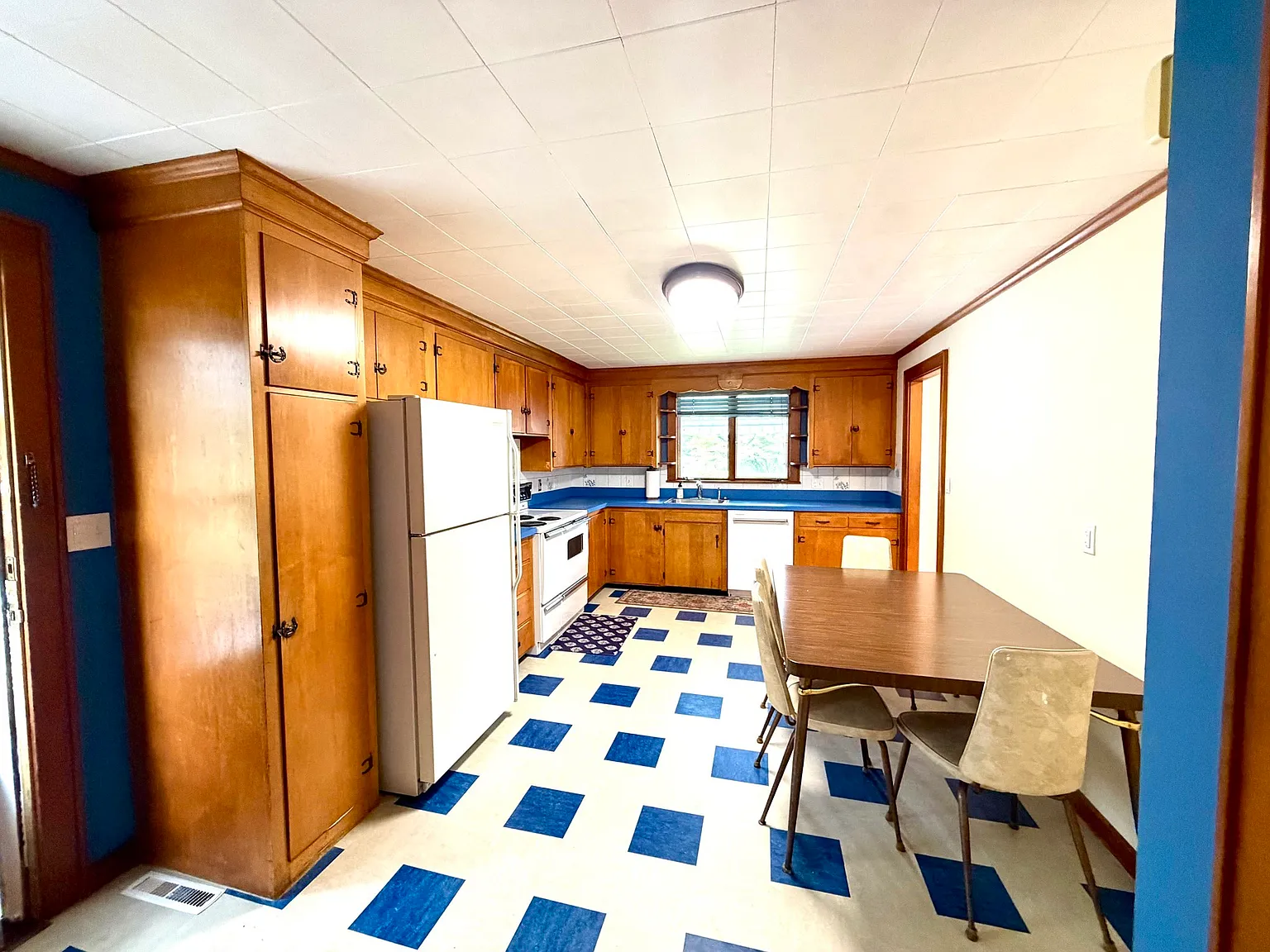 3 bed, 1.0 bath, 1250 sqft, $3,300 — Photo 3
