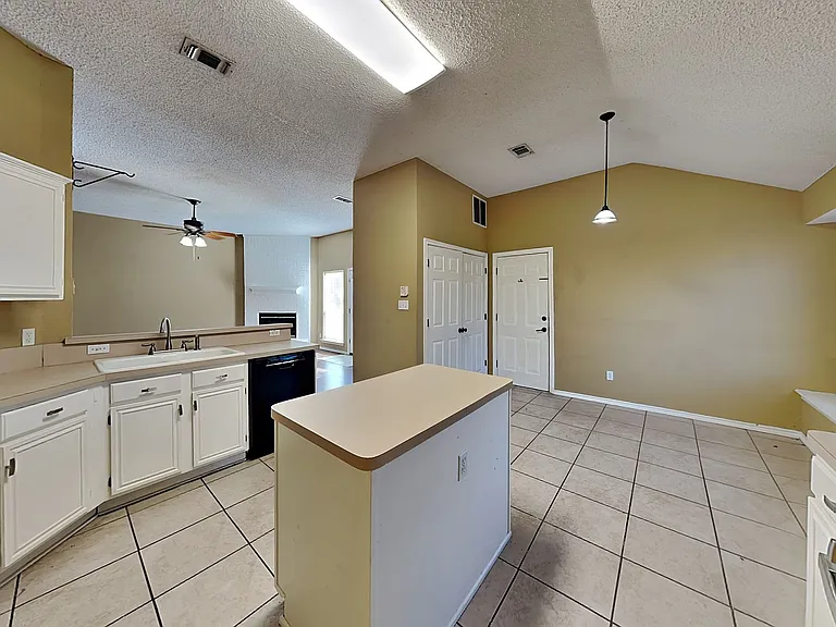 10517 Lone Pine Ln — Photo 4