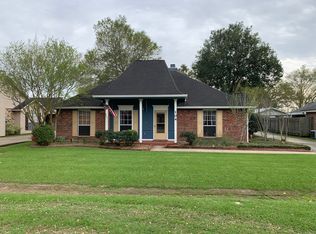 104 E Weeks Dr, Youngsville, LA 70592