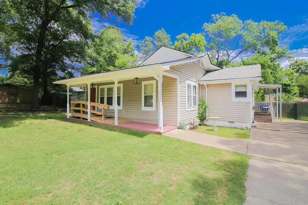 Building Photo - 302 Woodlawn Dr