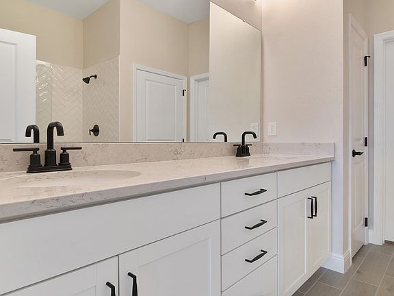 Dual sinks in owner s bath