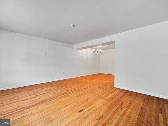 5th image of 639 Hedgerow Ln