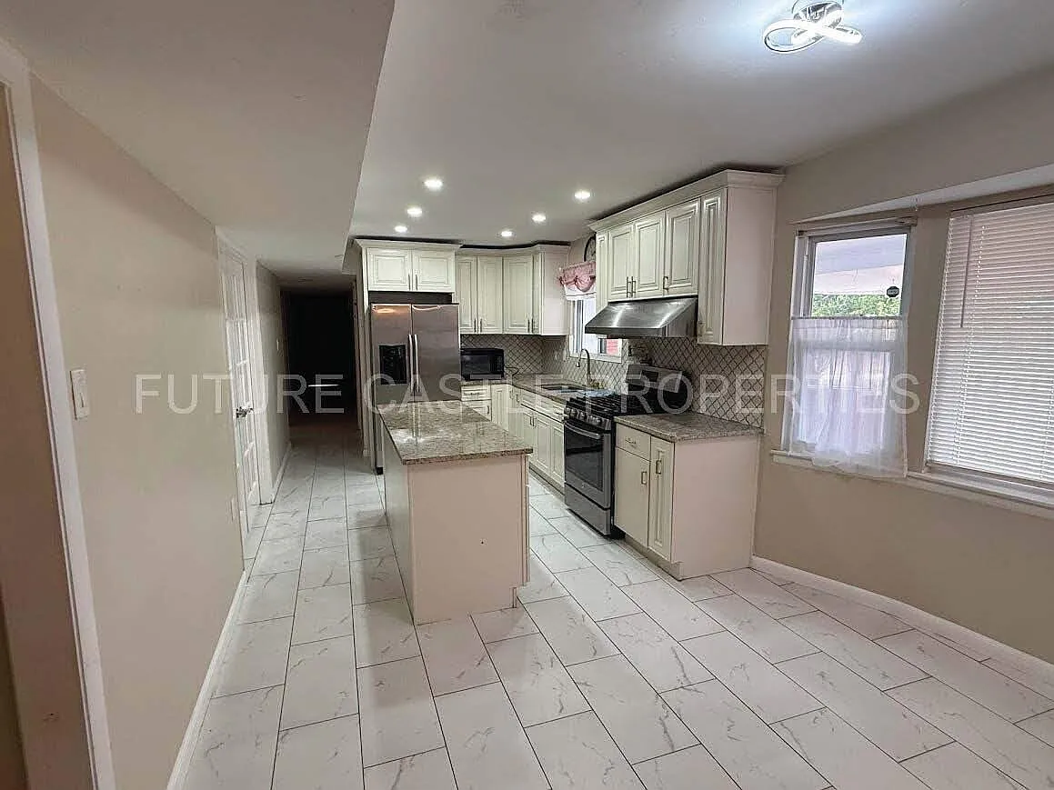 3 bed, 2.0 bath, 2200 sqft, $2,700 — Photo 3