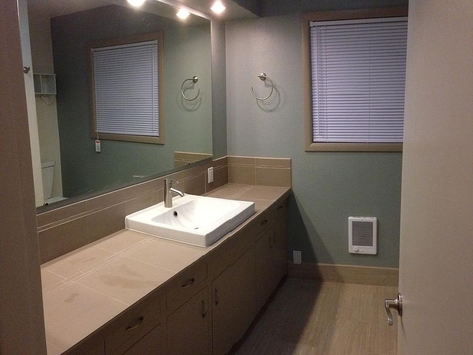 Bath #1 (with tub/shower)