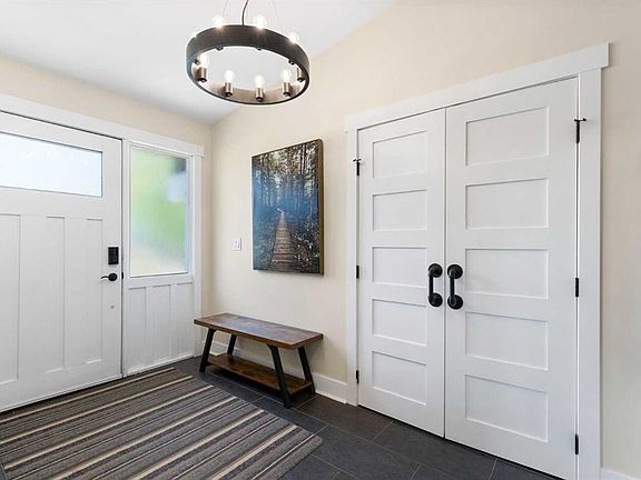 3rd image of 44 W Sunmount Cres SE