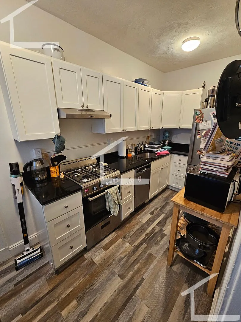 Beautiful, freshly renovated 1 bedroom unit — Photo 1