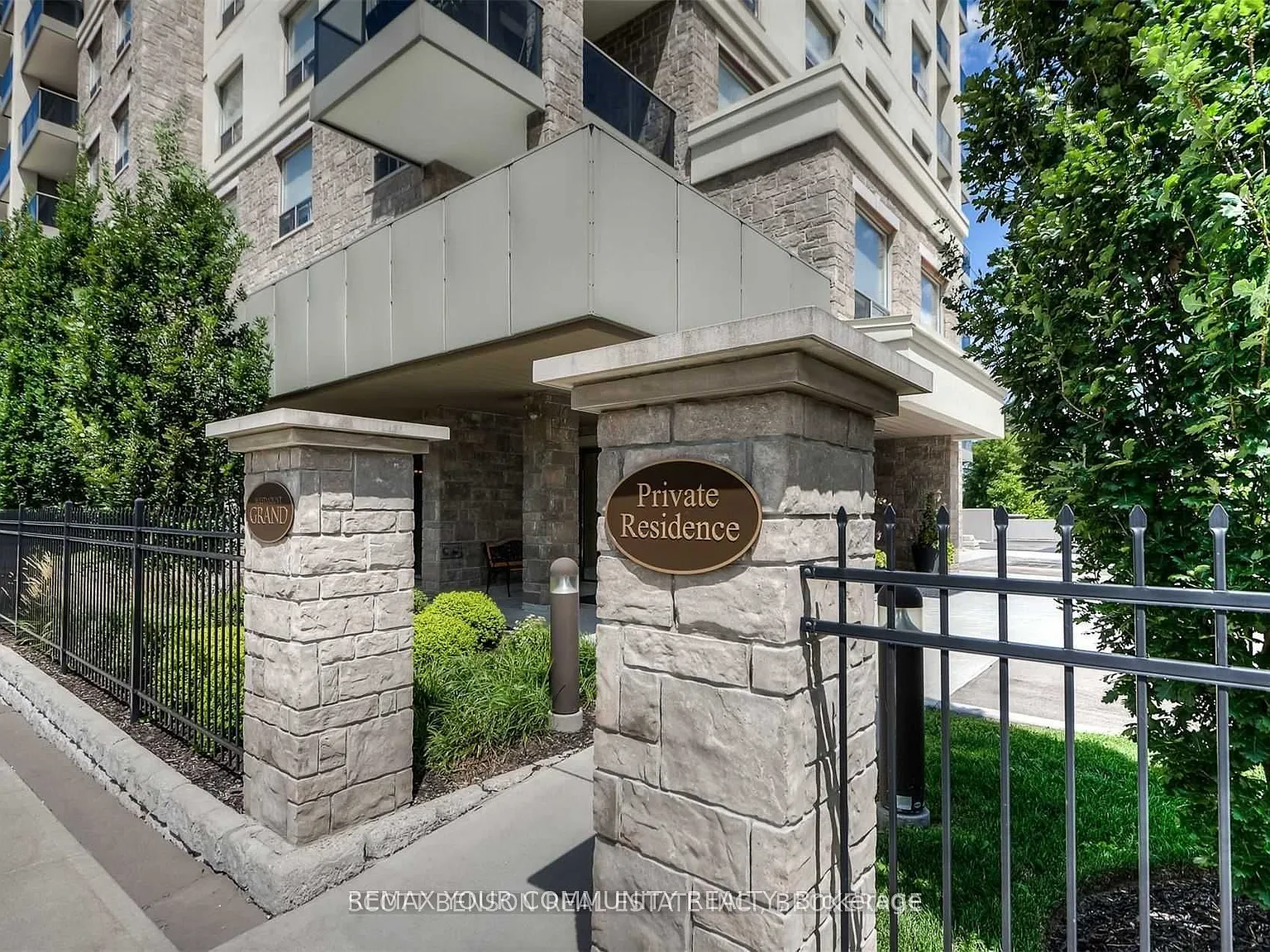 Westmount Grand Condos — Photo 1
