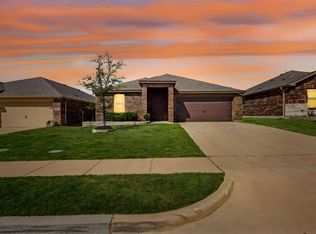 917 Alton Dr, Aubrey, TX 76227